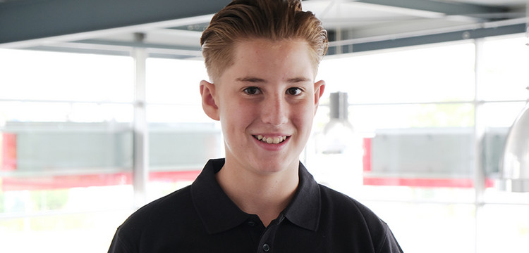 Maximilian Gruber, Ich bin der jüngste Mitarbeiter und überprüfe, ob meine Kollegen alles richtig machen!